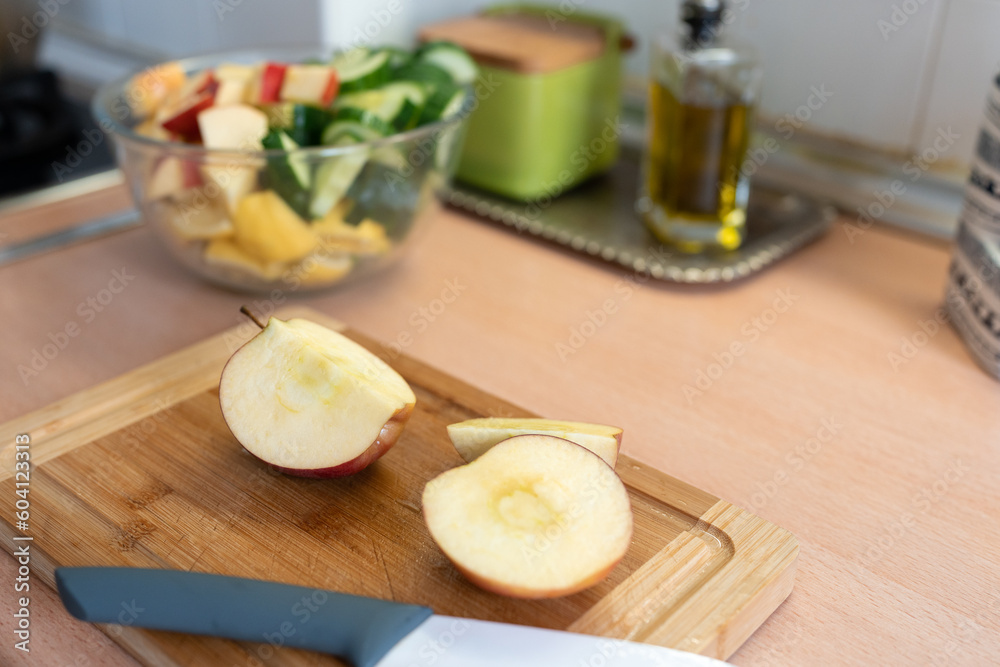 Manzana cortada y cuenco de verduras cortadas en trozos de fondo Manzana cortada y cuenco de verduras cortadas en trozos de fondo