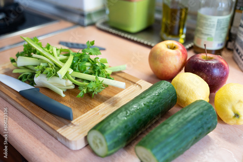 Tabla de cortar con apio y otras frutas y verduras
