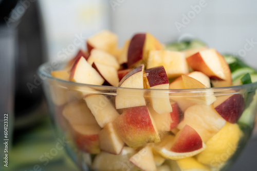 Detalle de cuenco con frutas y verduras cortadas en trozos © Fran