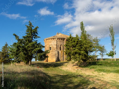 Ábside de la ermita románica de Nuestra Señora del Torreón (finales del siglo XIII). Padilla de Abajo, Burgos, España.