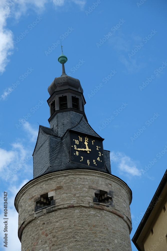 FU 2022-07-15 LeipStadt 34 Ein Turm mit Uhr ragt in den Himmel