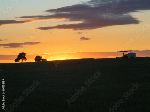 Preciosa puesta de sol en la provincia de Soria con el paisaje recortado en el horizonte. Castilla y Le  n  Espa  a.