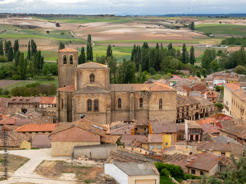 Vista de Peñaranda de Duero desde el castillo. se distingue la antigua colegiata de Santa Ana (siglo XVI). Burgos, Castilla y León, España.