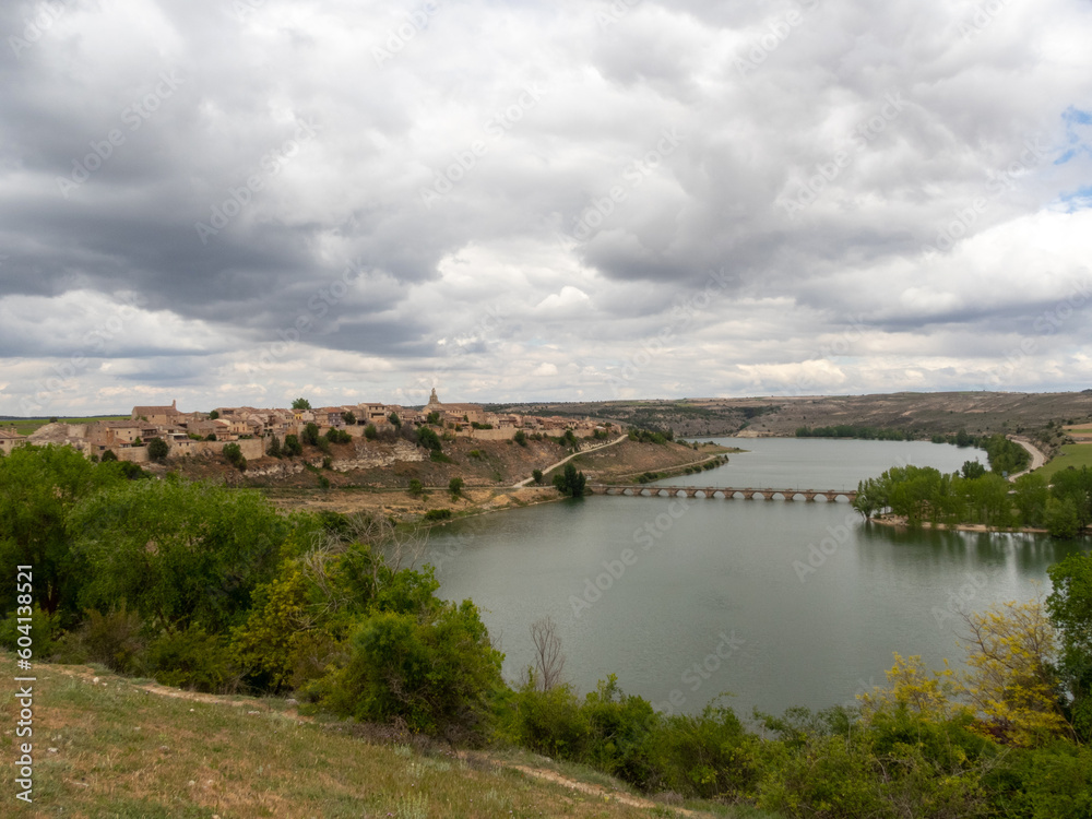 Vista panorámica de Maderuelo y el pantano de Linares. Segovia, Castilla y León, España.