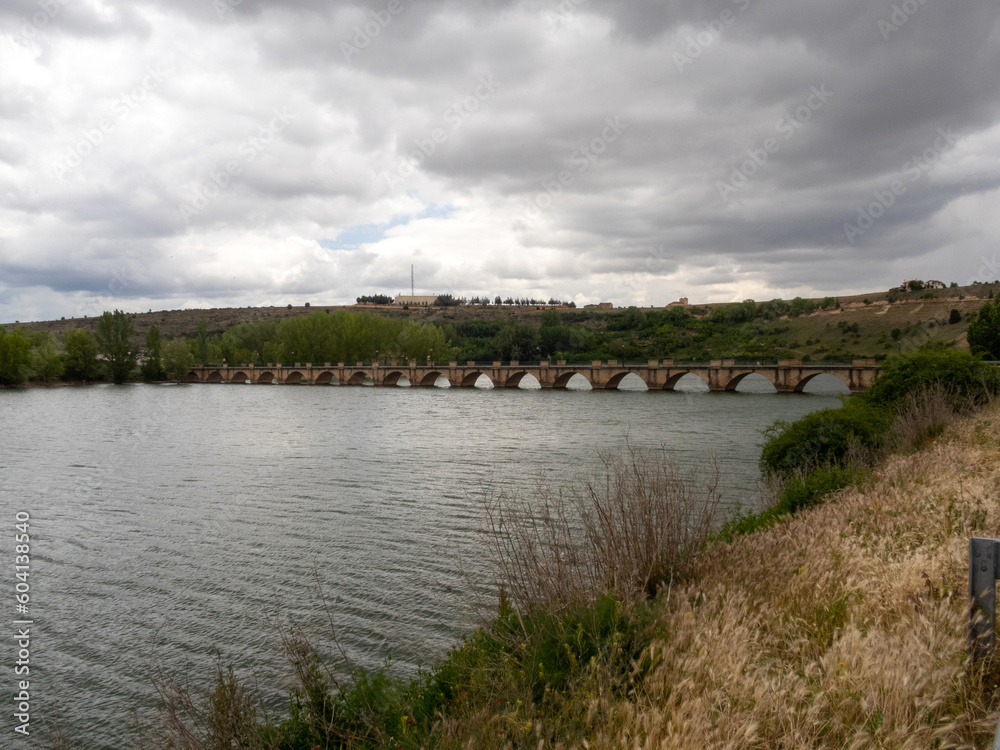 Vista del puente que cruza el pantano de Linares. Maderuelo, Segovia, España.