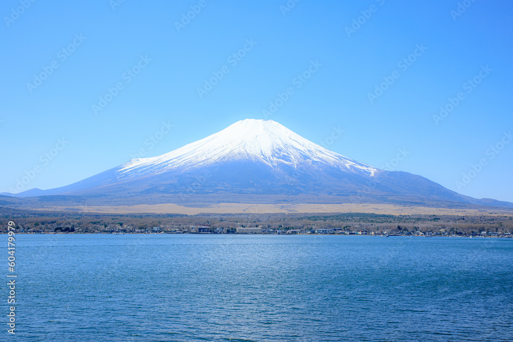 春の山中湖と富士山　山梨県山中湖村　Lake Yamanaka and Mount Fuji in spring. Yamanashi Pref, Yamanakako village.