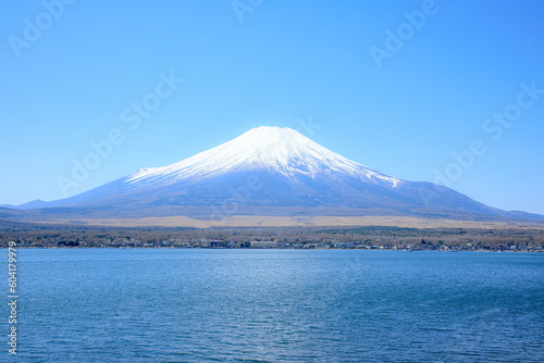 春の山中湖と富士山　山梨県山中湖村　Lake Yamanaka and Mount Fuji in spring. Yamanashi Pref, Yamanakako village. © M・H