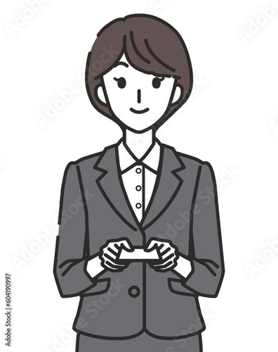 名刺を渡す女性