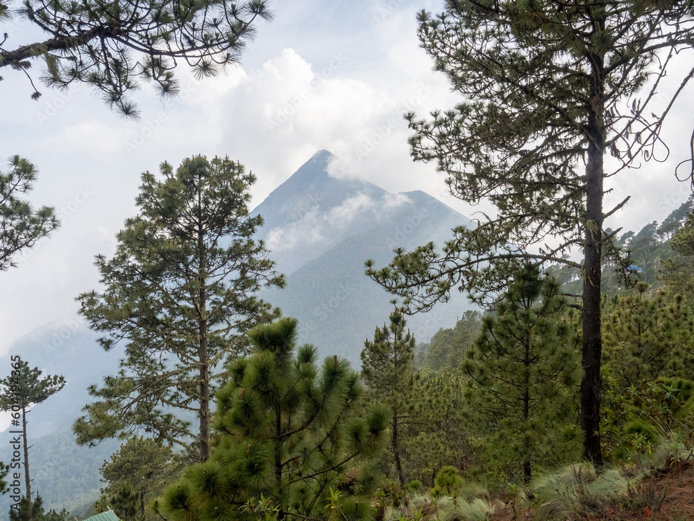 Volcán del fuego en erupción vista desde el volcán Acatenango en Antigua, Guatemala Volcán del fuego en erupción vista desde el volcán Acatenango en Antigua, Guatemala
