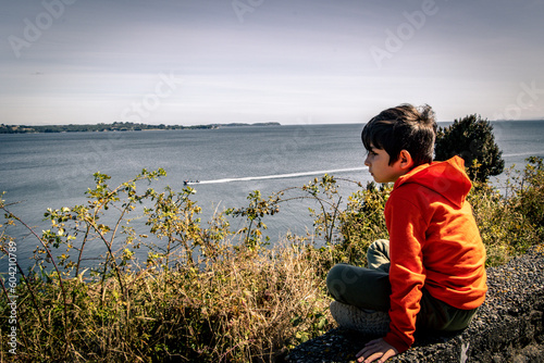 Niño mirando al mar photo