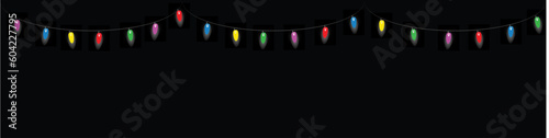 bombillas de luces de colores colgando del cable como en carnaval o festivales al aire libre