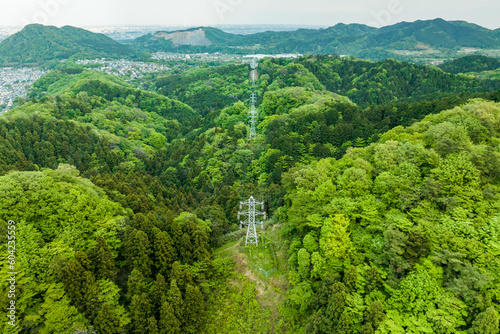 山の中に建設された鉄塔・送電線・電線路・高圧線