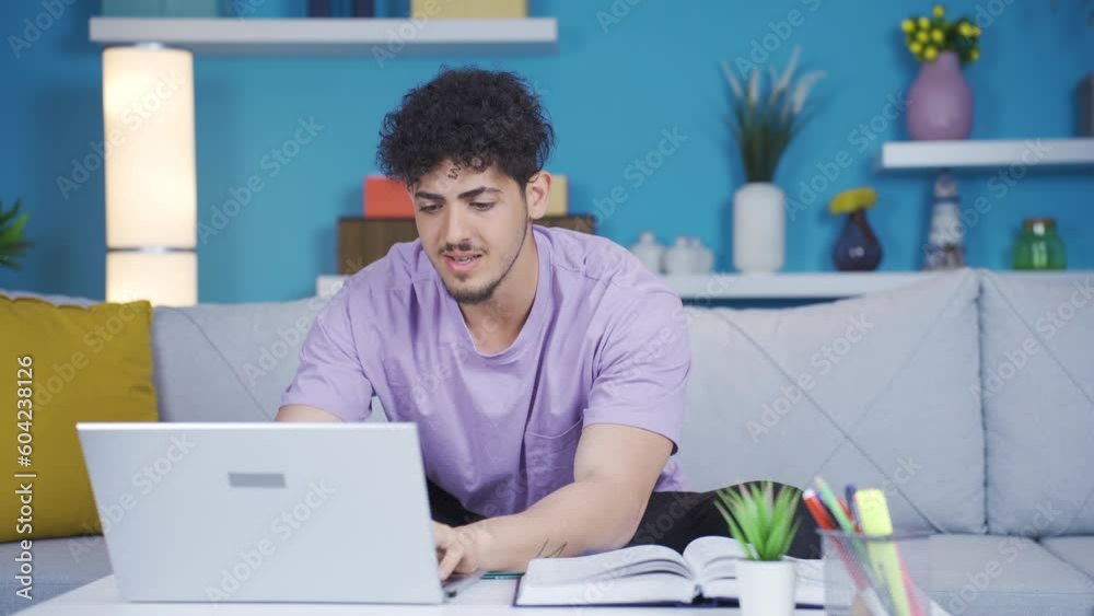 The student who cannot do what he wants on the laptop. Constricted and bored. The student who cannot do what he wants on the laptop. Constricted and bored.