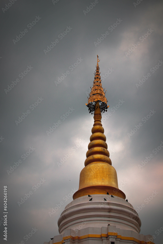 Fototapeta premium golden pagoda
