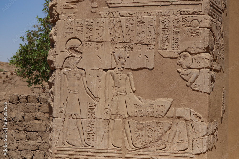 Obraz premium Ancient egyptian hieroglyphics carved at Karnak temple, Luxor, Egypt