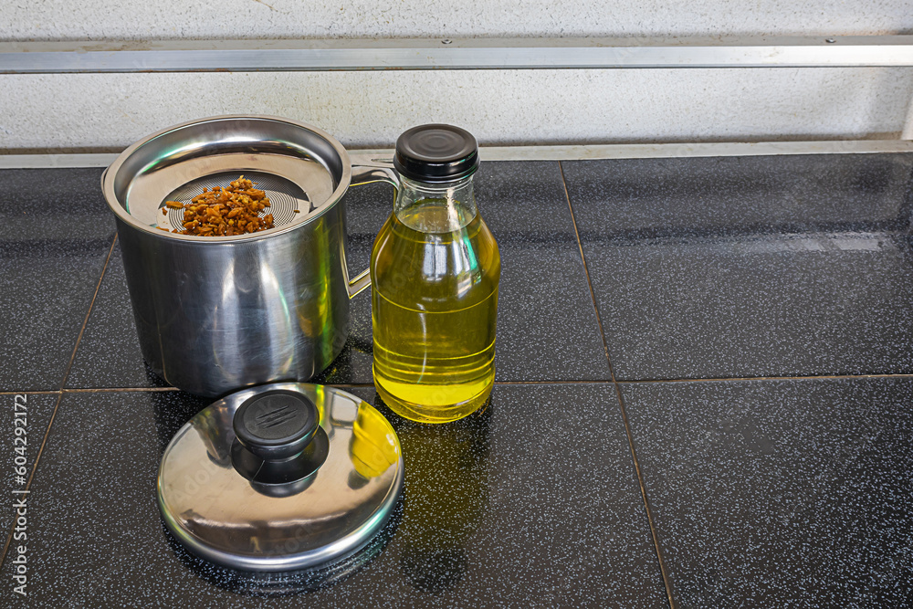 Foto de Old cooking oil or used vegetable oil in cans and glass jars. Old or used cooking oil