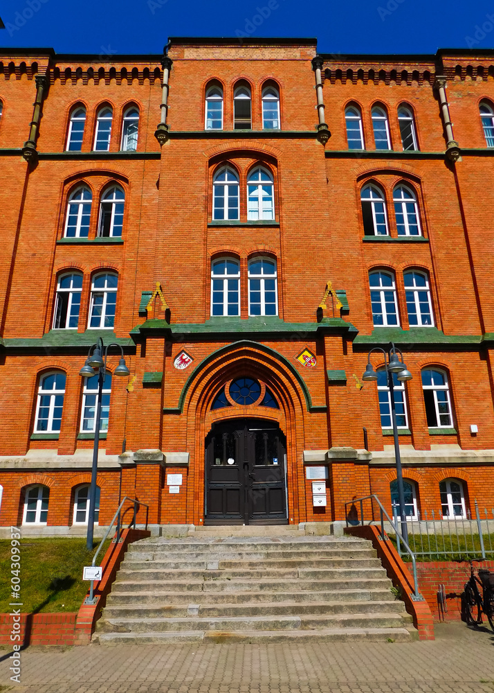 Obraz premium Historisches Backsteingebäude in der Altstadt