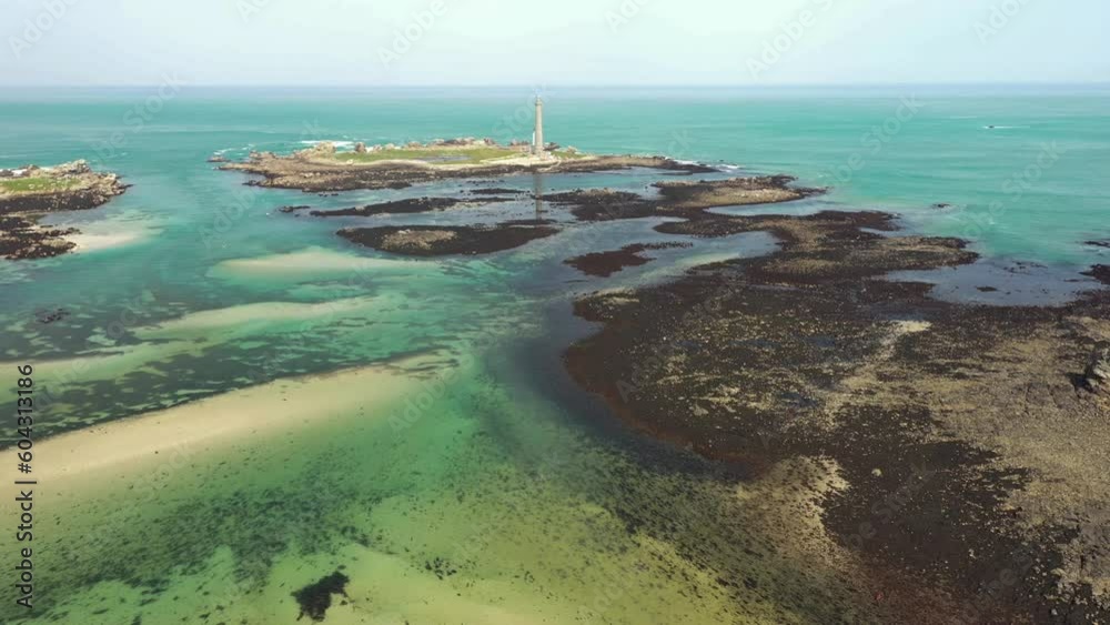le phare de l'ile vierge en Bretagne à plouguernau à marée basse, video aerienne
