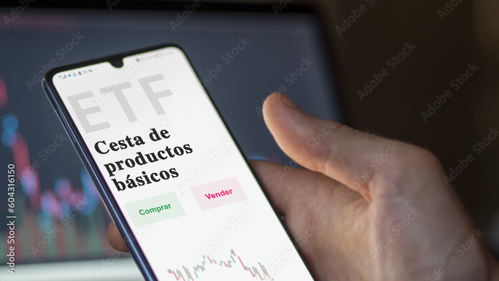 An investor analyzing an etf fund. ETF text in Spanish : commodities basket, buy, sell. An investor analyzing an etf fund. ETF text in Spanish : commodities basket, buy, sell.