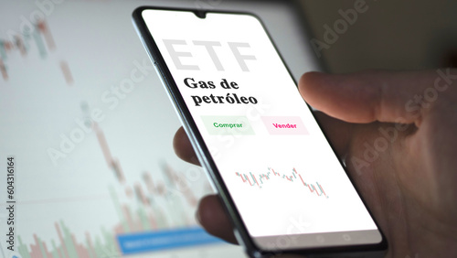 An investor analyzing an etf fund. ETF text in Spanish : Oil & Gas, buy, sell.