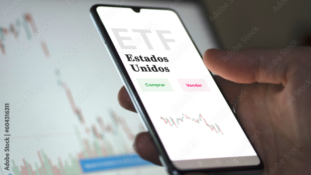 An investor analyzing an etf fund. ETF text in Spanish : United States, buy, sell. An investor analyzing an etf fund. ETF text in Spanish : United States, buy, sell.