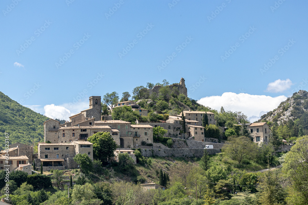 vue du village et du château d'Entrechaux dans le Vaucluse