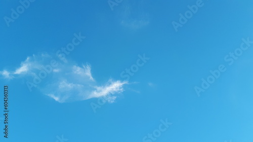 Bild auf Leinwand sonniger Himmel mit wenig Wolken
