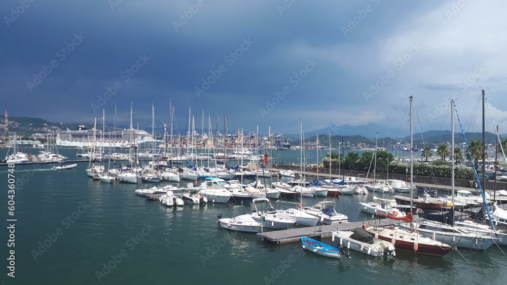 sonniges Wetter im Hafen von La Spezia in der Toskana Italien