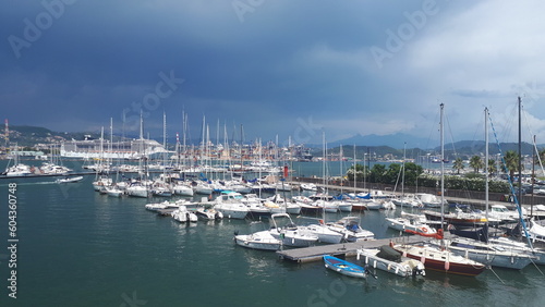 sonniges Wetter im Hafen von La Spezia in der Toskana Italien