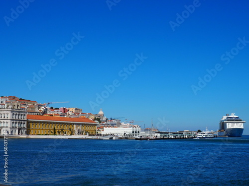 Fototapeta Naklejka Na Ścianę i Meble -  Beautiful seascape in Lisbon