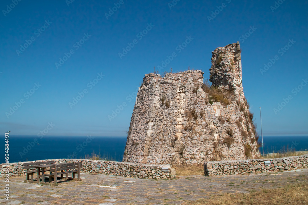 Torre Nasparo o Torre de Lissano en Gagliano del Capo, Italia. La pequeña fortificación fue construida en la consta salentina en 1565 bajo el dominio de los españoles.