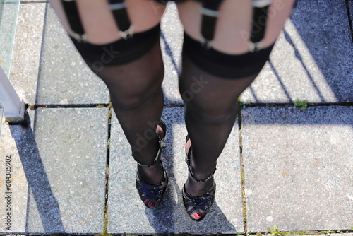 Fetisch Model mit schwarzen Nylons / Strapsstrümpfen mit Naht, Strapse und Plateau High-Heels