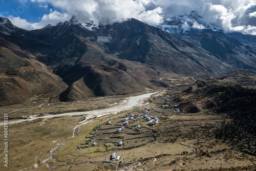 Le village reculé de Chozo et ses montagnes, Lunana Gewog, dix-septième jour du Snowman Trek, Bhoutan photo