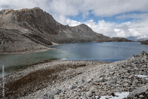 Lac d’altitude au col de Sintia La, dix-huitième jour du Snowman Trek, Bhoutan