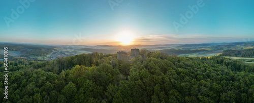 die Ruine der Weidelsburg im Sonnenaufgang