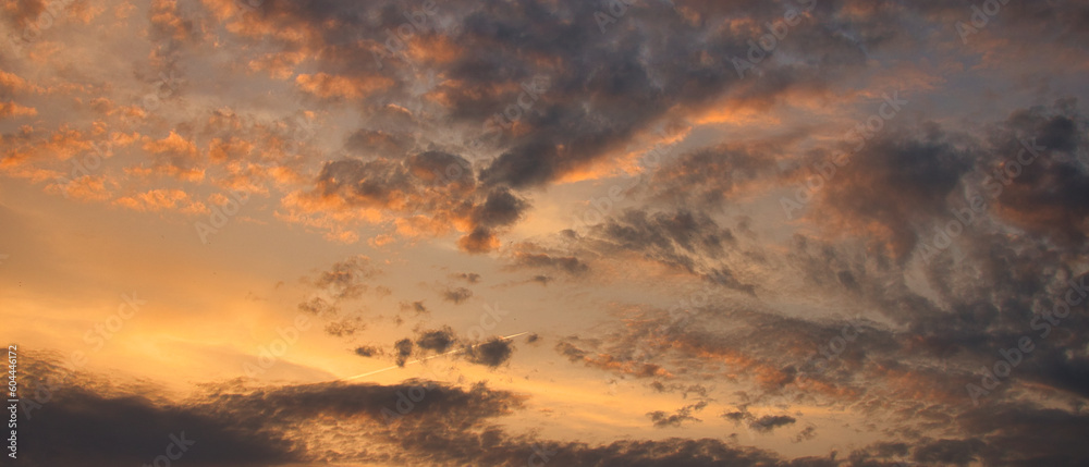 Himmel Dramatisch - Wolken - Beautiful Sky Background - Sunset - Sunrise - Sundown - Clouds - Concept - Nature - Closeup - Sun - Light - Textur - Wallpaper - High quality photo	