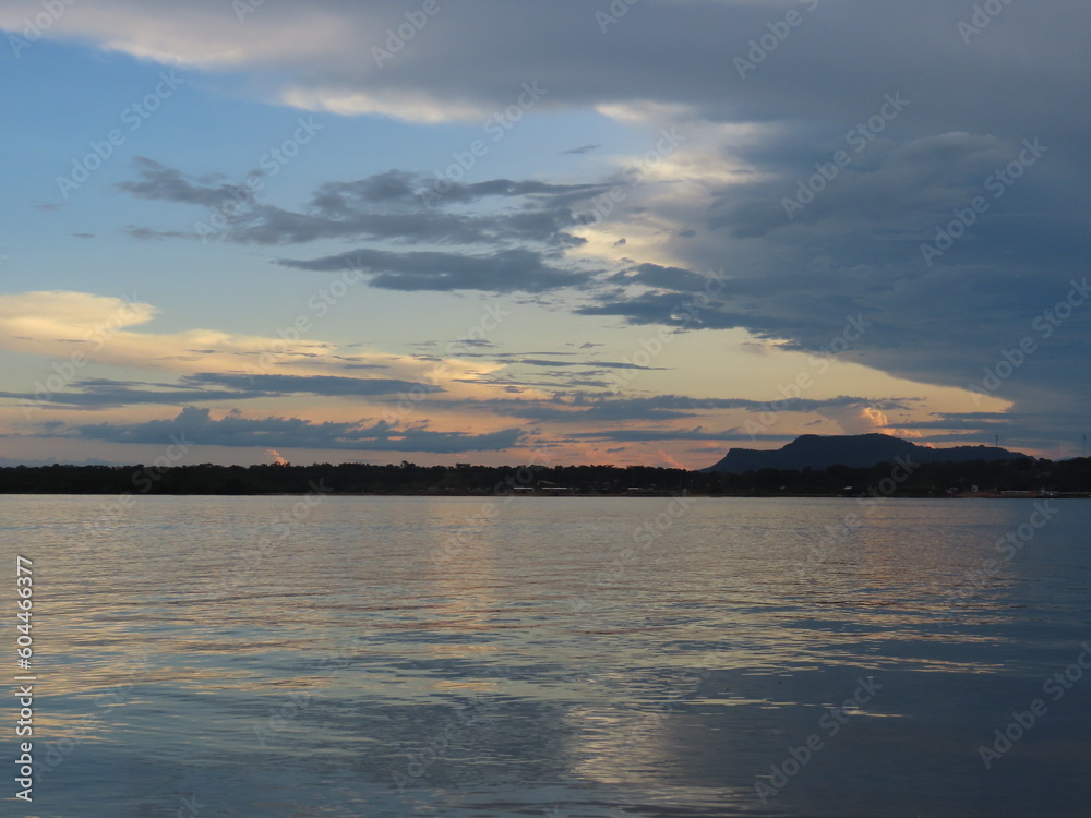 Obraz premium sunset over the lake