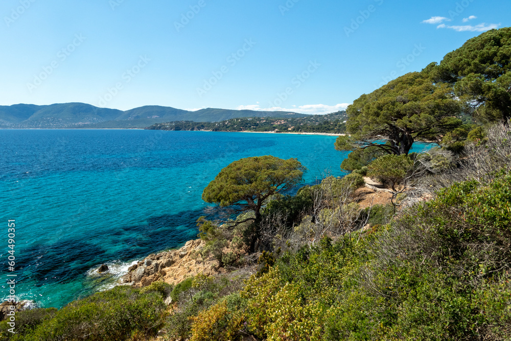 Calanque d'Aiguebonne, le sentier littoral entre la plage de Gigaro, la