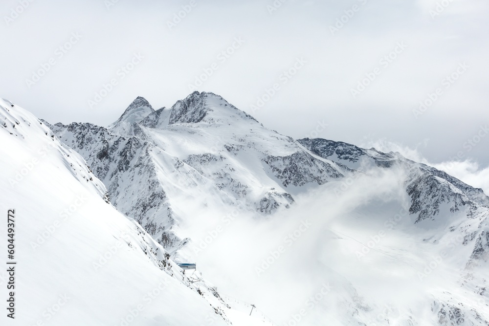 hermosa fotografia en el  invierno montañal 