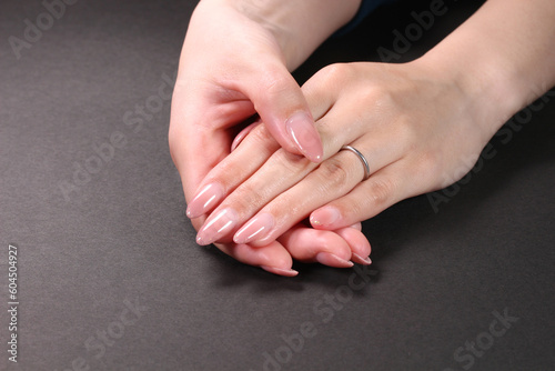 ネイルをした女性の手