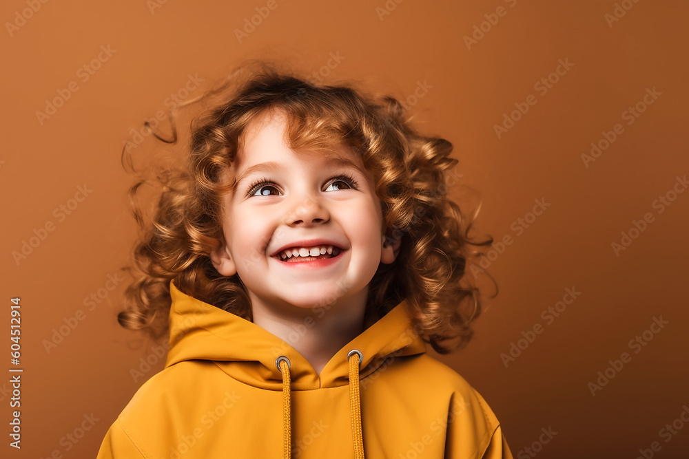 Kleines Mädchen schaut glücklich KI Kleines Mädchen schaut glücklich KI