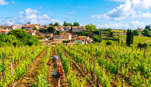 Foto Woman tourist in green vineyard, Bordeaux region, Saint Emilion- France