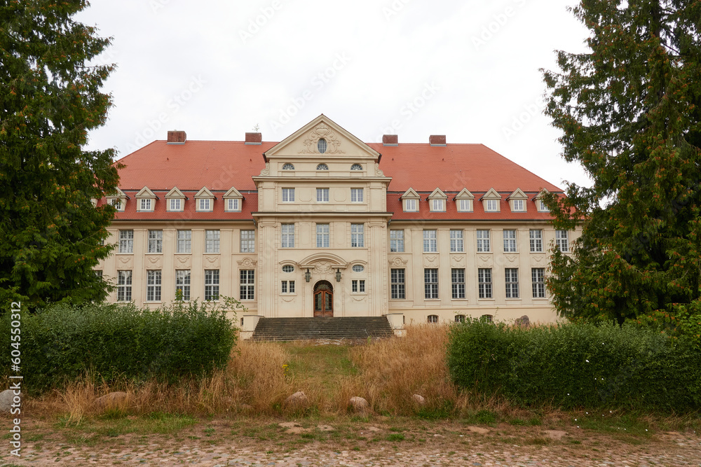 Blick auf Schloss Mentin eine  Gutsanlage in Mecklenburg-Vorpommern

