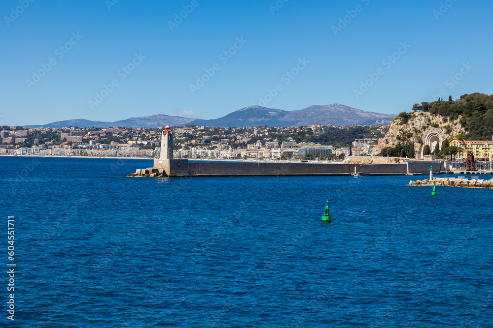 Obraz premium Phare de Nice marquant l'entrée du Port Lympia devant la Baie des Anges