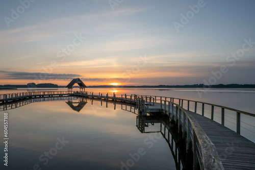 Holz Steg Br  cke mit See 