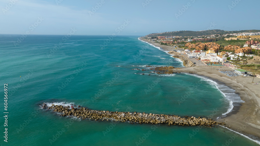 playa de la Duquesa o del castillo en la costa de Manilva, Andalucía
