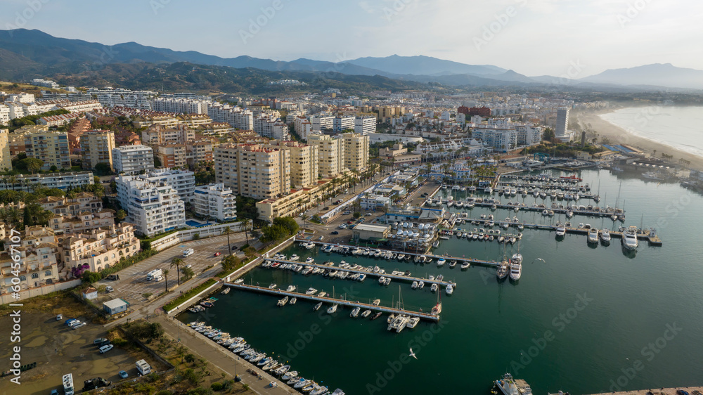Obraz premium vista del puerto de Estepona en la costa del sol, Andalucía