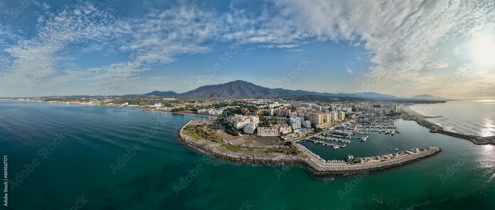 vista panorámica del puerto de Estepona en la costa del sol, Andalucía	