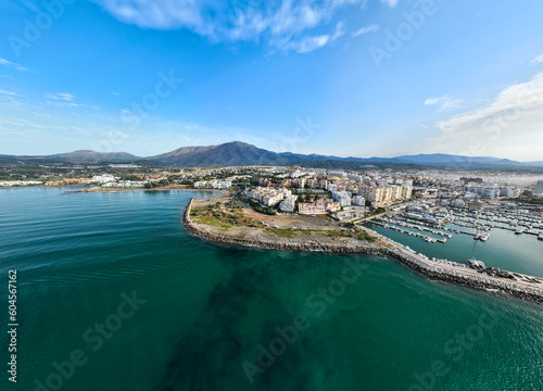 vista panorámica del puerto de Estepona en la costa del sol, Andalucía 