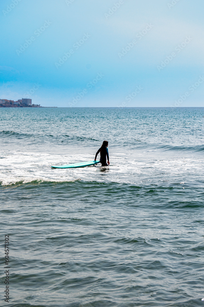 Fototapeta premium Un dia de surf en la costa 